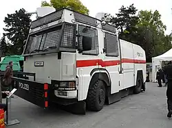 Wasserwerfer in Rot-Weiß …