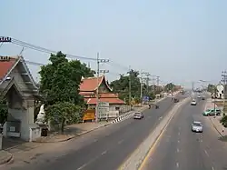 Eingang zum Wat Ratchaburana, rechts die Naresuan-Brücke, weiter rechts geht es zum Wat Phra Sri Rattana Mahathat