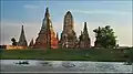 Wat Chai Watthanaram vom Fluss aus gesehen