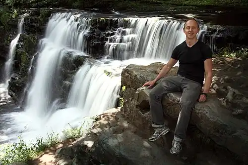 Weiterer Wasserfall mit Tourist