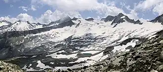 Waxeggkees, dahinter Schwarzenstein, Hornspitzen, Rossrugggrat, Turnerkamp, Rossruggspitze, Möselernock, Kleiner Möseler und Großer Möseler (von links nach rechts, Gletscherstand Juli 2021)