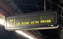 Karlsplatz, Wien: Pride-Slogan als Wechseltext auf einem Zugzielanzeiger während der CSD-Saison 2022