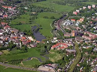 Luftaufnahme Wedels, rechts vom Bahnhof beginnt das Zentrum.