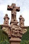 Figurengruppe des Wegekreuzes von 1701 auf der gegenüberliegenden Moselseite.