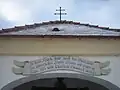 Inschrift über dem Eingang der Kapelle