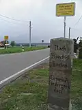 Wegweisersäule mit Ortsangabe (um 1900) und Ortstafel in Fördergersdorf