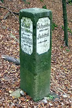 Wegweisersäule am Weg zwischen Lichtenhainer Wasserfall und Kuhstall im Kirnitzschtal bei Bad Schandau