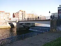 Das Wehr der Kleinen Weser zur Weser mit Brücke zum Teerhof