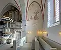 Blick vom Seitenschiff auf Kanzel, Orgel, Taufstein, Fresco