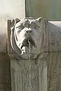 Wasserspeier in Form eines Hundes