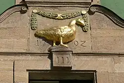 Die namensgebende goldene Gans; unten erkennt man die Jahreszahlen des Baus