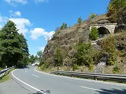 Tunnel der stillgelegten Bahnstrecke und Geotopbereich