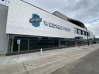 Die Fassade des Weidner Field im April 2021