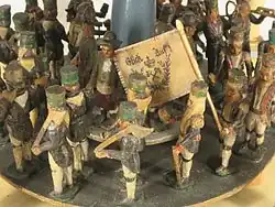 Geschnitzte Figuren in einer Bergparade