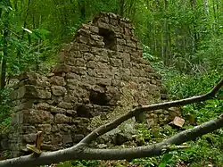 Mauerrest der Hofruine Weilach