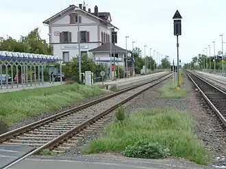 Bahnhof Weisenheim am Sand, links das Empfangsgebäude