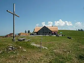 Die Weißenfluhalpe mit dem Alpkreuz