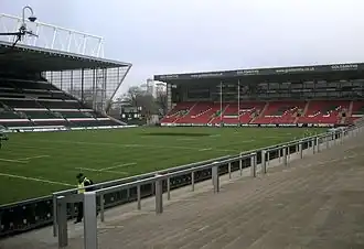 Das Welford Road Stadium im Jahr 2010. Links der MET-Rx Stand und rechts daneben der Goldsmiths Stand