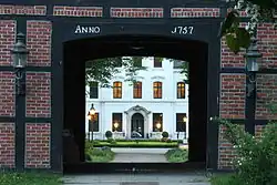 Blick durch das Torhaus zum Herrenhaus – Front