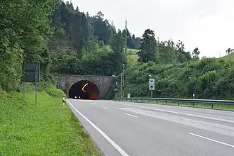 Wendelbergtunnel (Nordostportal) mit B&nbsp;21 nahe dem Steinpass
