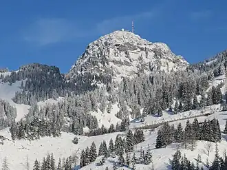 Wendelstein von Süden mit Sender Wendelstein des BR, Sternwarte der LMU, Wendelsteinhaus, Servicezentrale für das Sendernetz des BR, Wendelsteinkirchl und Sudelfeldstraße (B 307), links vom Gipfel die Bocksteinscharte, rechts die Zellerscharte, ganz links der Bockstein