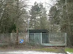 Verwucherte Geländezufahrt mit Kontrollgebäude, 2017