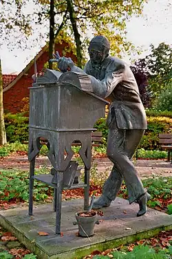 Bronzeplastik mit historischem Stehpult in Werlte