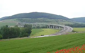 Werratalbrücke an AS 22 Meiningen-Süd, mit 1194&nbsp;m längste Brücke der A&nbsp;71 (2005; A 71 via Schweinfurt noch im Bau)