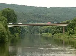 Blick vom Tanzwerder weserabwärts vom Weserstein auf dem Unteren Tanzwerder zur Weserbrücke; dahinter der Reinhardswald