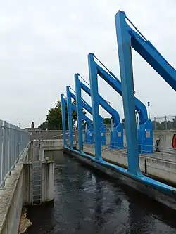 Das Reinigungsbecken für das Triebwasser; blau die Reinigungsmaschinen für den Feinrechen