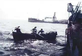 Lotsenversetzen mit dem Ruderboot vom Lotsendampfer in der Außenweser (1947)