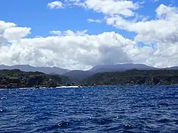 Blick über das Meer auf das West Cape.