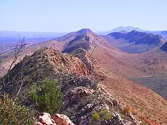 Blick über die West MacDonnell Ranges vom Larapinta Trail in der Nähe von Glen Helen