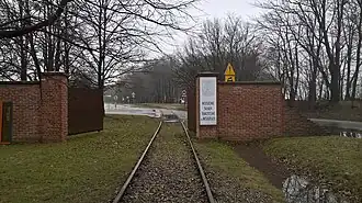 Eingangstor zum polnischen Transitdepot (moderne Rekonstruktion, April 2018)