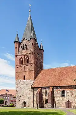 St. Petri, Wes­ter­ste­de, unten romanisch, oben gotisch