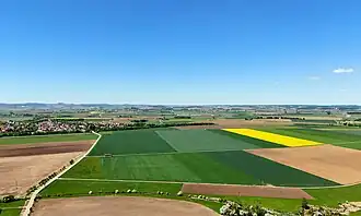 Westlicher Riesrand (Luftbild). Links der Ort Löpsingen, darüber im Hintergrund der Ipf