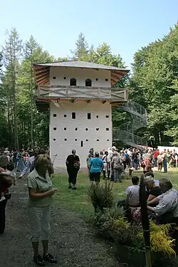 Rekonstruierter Limeswachturm 4/103 bei der Eröffnung