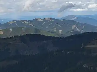 Blick vom Eiblkogel nach Nordosten auf die Hochalm, mittig der „Zwillingsgipfel“ von Wetterkogel (links) und Herrenkogel.