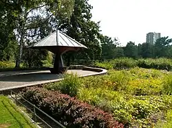 Der restaurierte Wetterpilz im Südpark Spandau in Berlin (2020)