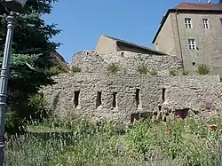 Burg Wettin, Zwingermauern in der Oberburg.