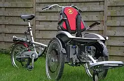 Rollstuhl-Fahrrad-Kombination