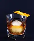 Whiskey Old Fashioned in einem Tumbler mit Eisball