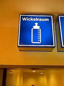 Piktogramm einer Babyflasche für einen Wickelraum