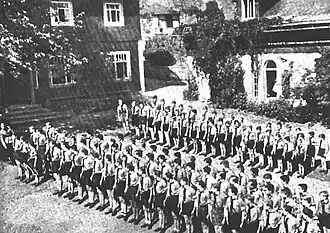 Appell in den Uniformen der Hitlerjugend (vorn) und des Deutschen Jungvolks (hinten) auf dem Hof der Schulgemeinde Wickersdorf