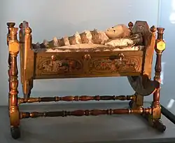 Wiege (1585) mit Fatschenkind des 18.&nbsp;Jahrhunderts (Bayerisches Nationalmuseum, München)