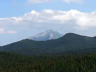 Bewaldeter Gipfel auf der rechten Seite