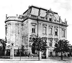 Abgebrochen: Richard-Kralik-Platz 4, Oberdöbling, Villa Eugenie Wolff,[8] erbaut 1896–97 von Hermann Müller[9] und Albert Hans Pecha[10]. (Siehe auch:&nbsp;[5], 1923)