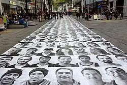 Porträts von Flüchtlingen und Helfern auf der Mariahilfer Straße