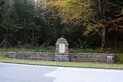 Das Denkmal für die Ursprungsquelle beim Taleingang