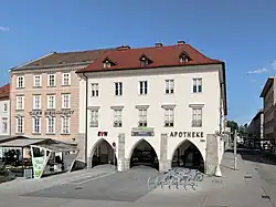 Nr. 19: ehemaliges Café Bernhart; Nr.&nbsp;20: Ungar-Apotheke